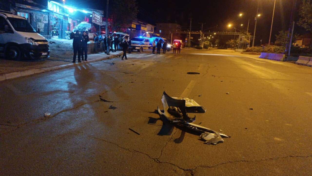 Otomobil çekiciye çarptı! Araçtan fırlayan kadın sürücü öldü 8